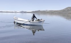 Buzlar çözüldü, balıkçılar sandallarıyla Çıldır Gölü'ne açıldı