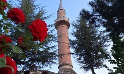 Camide namaz kılarken telefonunu şarj etti, not yazıp 100 TL bıraktı