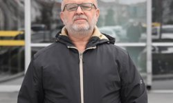 Camiye giderken otomobilin çarptığı yaya yaralandı; kaza kamerada