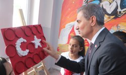 Ceviz kabuğu, fasulye, pet bardaklardan yaptıkları bayrakları sergilediler