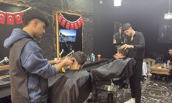 Çocukları tıraş ederek 23 Nisan hediyesi verdi