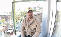 Çocukluk hayalini 25 yıl sonra gerçekleştirdi; 7 metre yüksekliğe ağaç ev yaptı