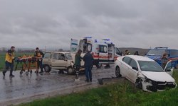 Çorum'da iki otomobil kafa kafaya çarpıştı: 3 yaralı