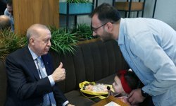 Cumhurbaşkanı Erdoğan, Beyoğlu'nda kafede vatandaşlarla sohbet etti