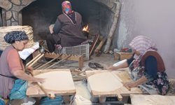 Depremzede kadınlar yufka ekmek ile aile ekonomilerine katkı sağlıyor