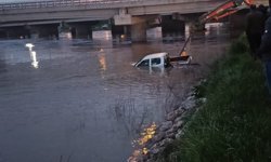 Dereden geçerken aracı suya gömülen sürücü öldü (2)