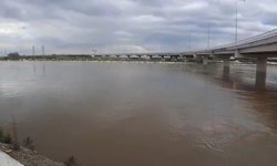 Dereden geçerken aracı suya gömülen sürücü öldü