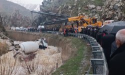 Dereye yuvarlanan beton mikserinin şoförü kayboldu