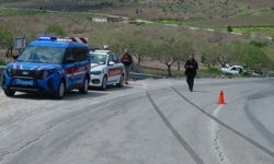 Devrilen otomobildeki 4 kişi yaralandı