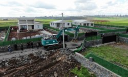 Diyarbakır'da mera alanına yapılan 13 kaçak yapının yıkımına başlandı