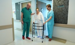 Diz kireçlenmesi nedeniyle ameliyat oldu, 4 saat sonra yürümeye başladı