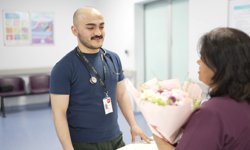 Doktordan hemşire annesine sürpriz