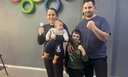 Dünya şampiyonu kick boks antrenörü, ders verdiği salonda çocuklarını büyütüyor