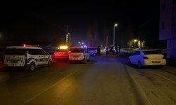 'Dur' ihtarına uymayan sürücü otomobiliyle kaldırıma çarpınca yakalandı