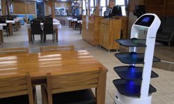 Edirne'de üniversitenin sosyal tesislerinde robot garson dönemi