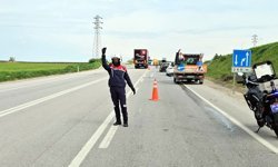 Edirne'de yanan otomobil, kullanılamaz hale geldi