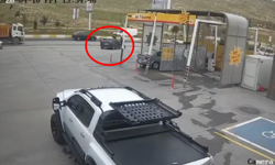 El freni çekilmeyince hareket eden otomobili çevredekiler durdurdu; o anlar kamerada