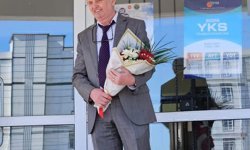 Emekliye ayrılan 40 yıllık öğretmen alkışlarla uğurlandı