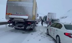 Erzincan- Sivas kara yolu Sakaltutan Geçidi'nde ulaşıma kar engeli