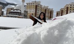 Erzurum ve Kars'ta kar yağışı; 73 kırsal mahalle yolu kapandı