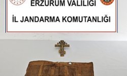Erzurum'da Orta Çağ dönemine ait parşömen ile bronz haç ele geçirildi