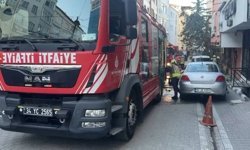 Esenyurt'ta 5 katlı binanın çatısında çıkan yangın yandaki iki apartmana sıçradı
