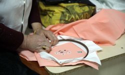 Eski kıyafetler kadınların elinde yeniden kullanılacak duruma getiriliyor