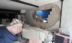 Eskişehir'de 8 katlı binanın yıkımı sırasında bitişikteki dükkanın duvarı yıkıldı