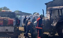 Evin bahçede park halindeki traktör yandı