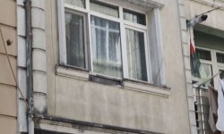 Fatih'te 1'inci kattan düşen çocuk ağır yaralandı