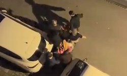 Fatih'te hatalı park nedeniyle ambulans sokağa giremedi; hasta sedyeyle taşındı