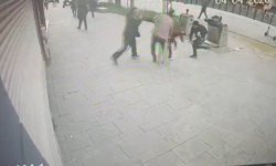 Fatih'te iki kardeşin abisine sopalı saldırısı kamerada