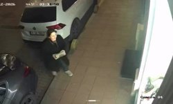 Fatih'te kaldırım taşıyla iş yerinin camlarını kıran kadın kamerada