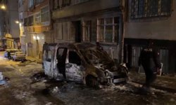 Fatih'te park halindeki hafif ticari araç alev alev yandı