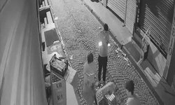 Fatih'te restoranın önündeki içecek kasalarını el arabasıyla çaldılar