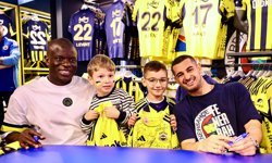 Fenerbahçeli N'Golo Kante ve Levent Mercan imza gününde taraftarlarla buluştu