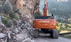 Fethiye'de yamaçtan düşen kaya parçaları yolu kapattı (2)