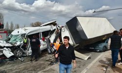 Freni boşalan kamyon, kırmızı ışıkta duran otomobil ve minibüse çarptı: 5 yaralı