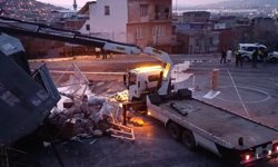 Freni boşalan kamyon, trafoya çarpıp okul bahçesine düştü: 1 yaralı