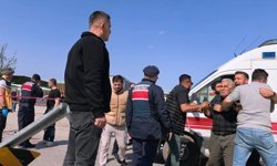 Freni boşalan vinç, dereye uçtu; araçtan atlayan sürücüsü öldü