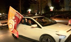 Galatasaray taraftarları, derbi galibiyetini Kızılay Meydanı'nda kutladı
