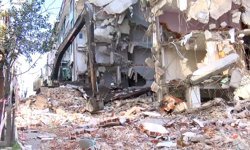 Gaziosmanpaşa'da yıkımda kopan tahta parçası kepçe operatörünün bacağını kırdı