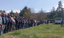 Gelin çiçeğini, oğlunun mezarının başına koydu