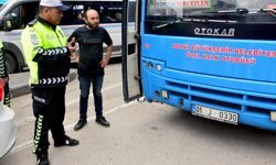 Gereksiz korna kullandığı gerekçesiyle ceza kesildi, gazetecilere hakaret etti