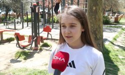 Güneşli havayı fırsat bilenler Bebek Sahili'ne akın etti; sıcaklayan kişiler denize girdi