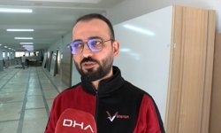 Güngören'de yanan odun parçalarıyla duvara yazı yazıp iş yerine attılar