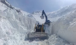 Hakkari'de askeri üs bölge yollarında 6 metrelik karla mücadele