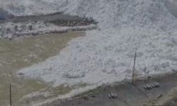 Hakkari'de dağdan düşen çığ, Zap Suyu'nun önünü kesti