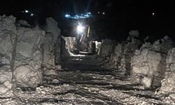 Hasta almaya giderken kara saplanan ambulansı, karla mücadele ekipleri kurtardı