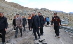 Heyelanın kapattığı Hakkari-Van kara yolunda ulaşım tamamen durdu (2)